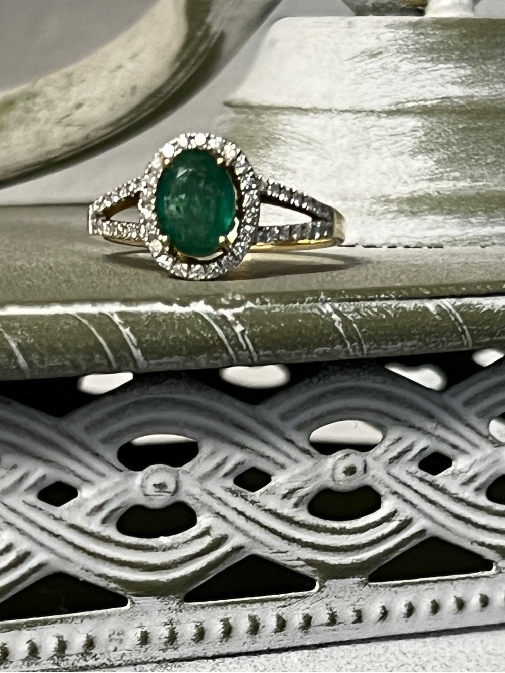 Precious Emerald (0.90 Carats) & Diamond Split Shank 14k Yellow Gold Ring - Sz 8